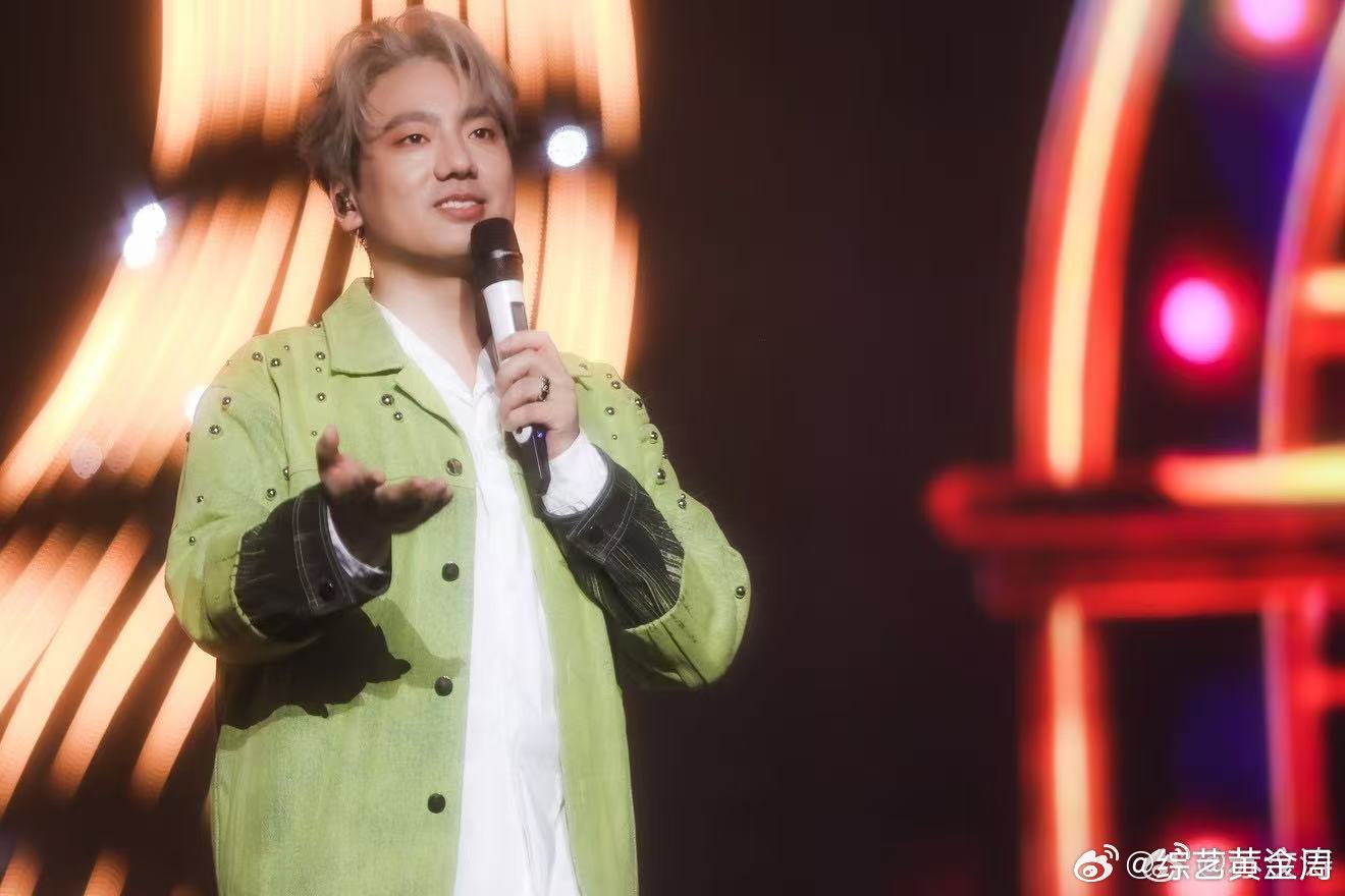 海来阿木巡演大合唱氛围拉满 海来阿木青岛演唱会太炸！大合唱的瞬间，感觉全场都在发
