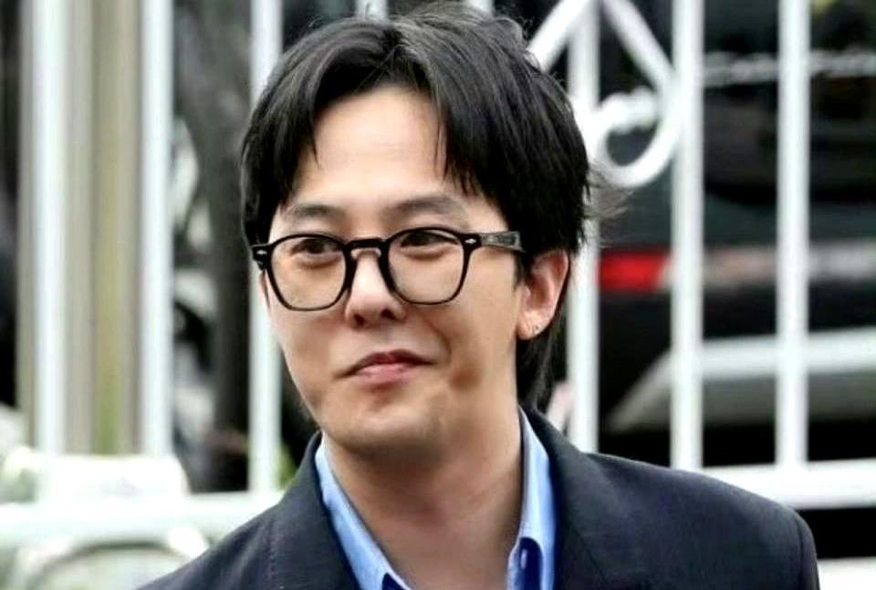 蔡徐坤刚说完Chinese New Year，权志龙接过话筒就带着全场喊了另一个