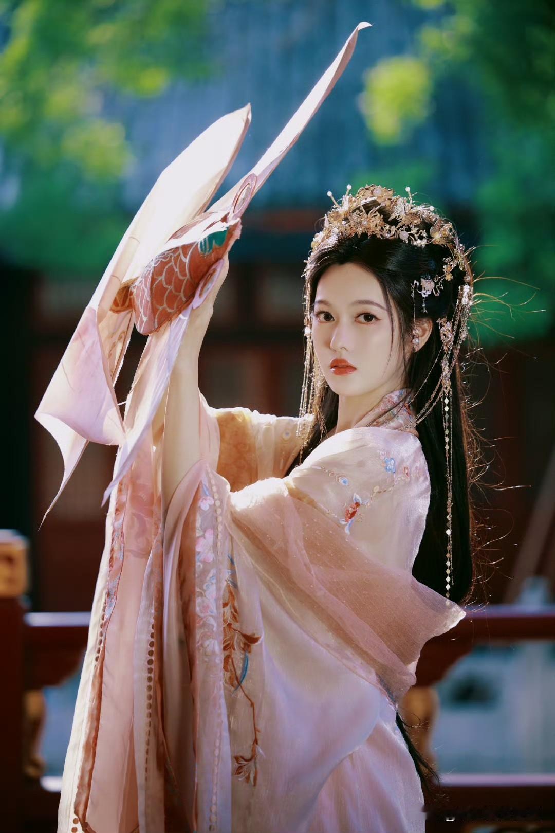 每日搭配分享·时尚穿搭陆婷玉，轻粉红妆，悠悠古韵