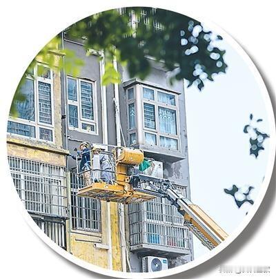 城市更新就像给老房子“打补丁”升级。 不是全拆了盖新的，而是把坑坑洼洼的路修平，