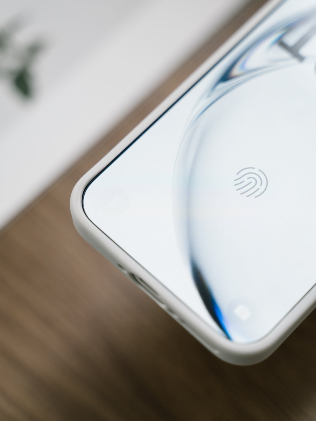 15T自带的这个壳子，其实也非常舒服的。触感柔和，全包，四角还有一点点凸起增加保