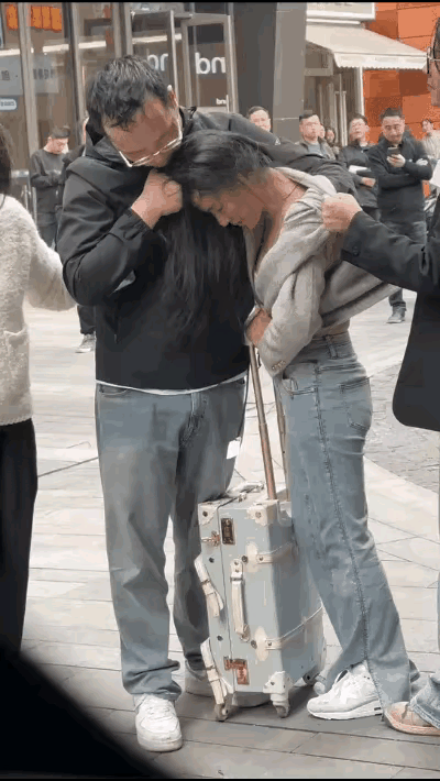 网友说：这女人何苦为难女人呢？小三也是受害者。我想说的是，这小三不无辜，没有一个