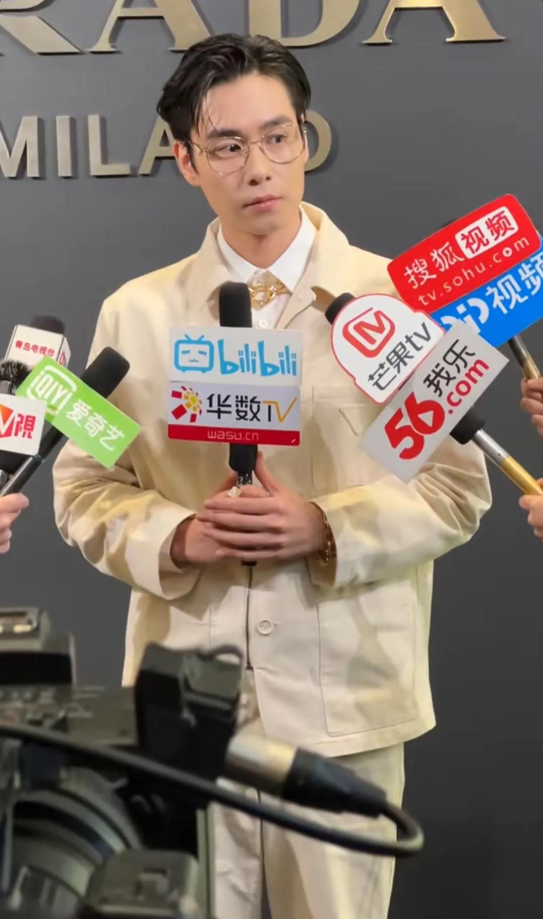 青岛海信广场Prada活动看到了胡一天，戴着眼镜的胡一天看着成熟了很多，好久没有