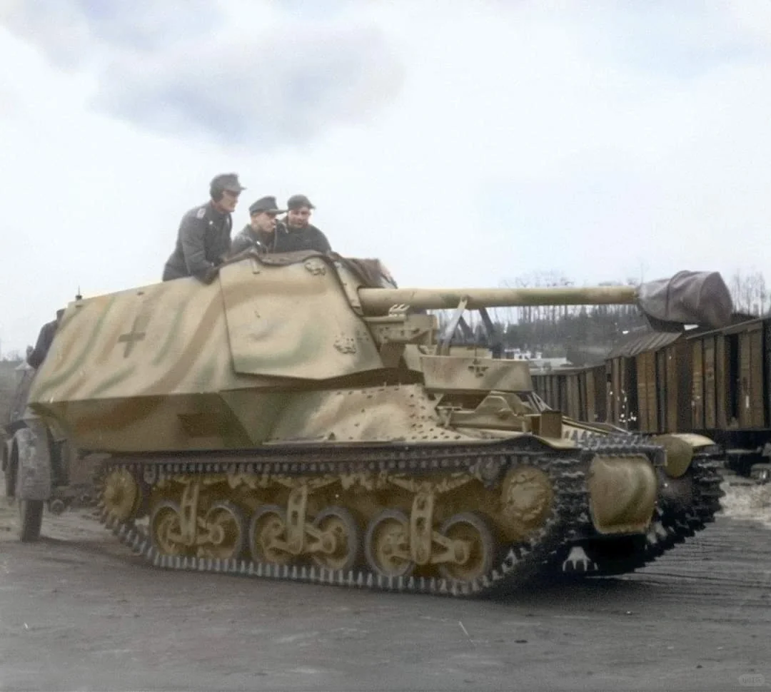 1943年在法国，一辆德军黄鼠狼I型（Marder I ）正在等待被派...