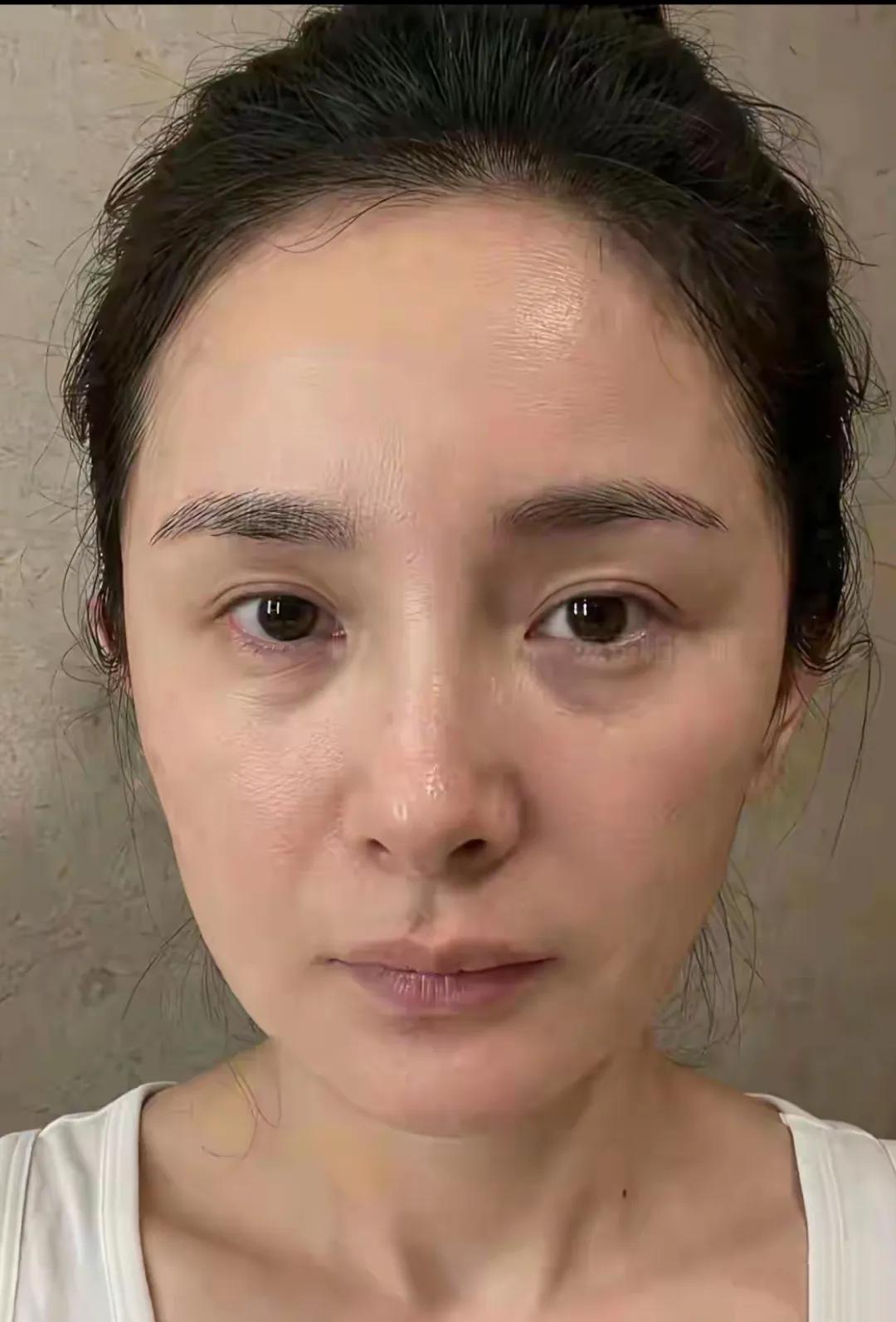 这素颜太真实了！

还真是没有一点偶像包袱啊

纯纯的大素颜在40➕的同龄人里