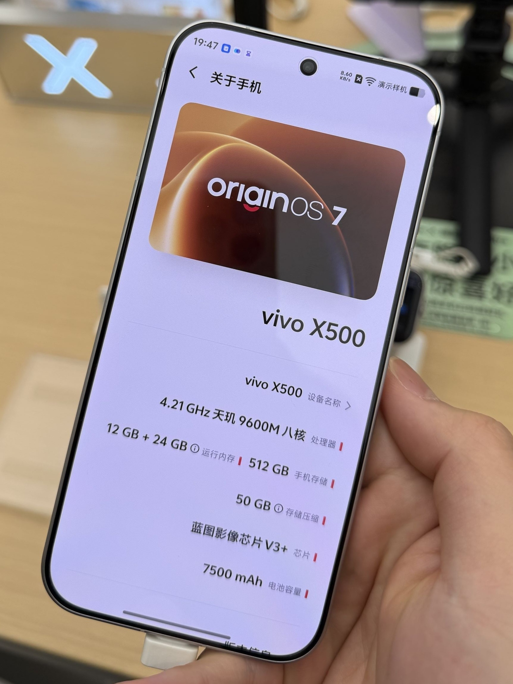 线下已经摆上了 X500 标准版，大家可以去摸摸 7500mAh 够大了吧[笑而