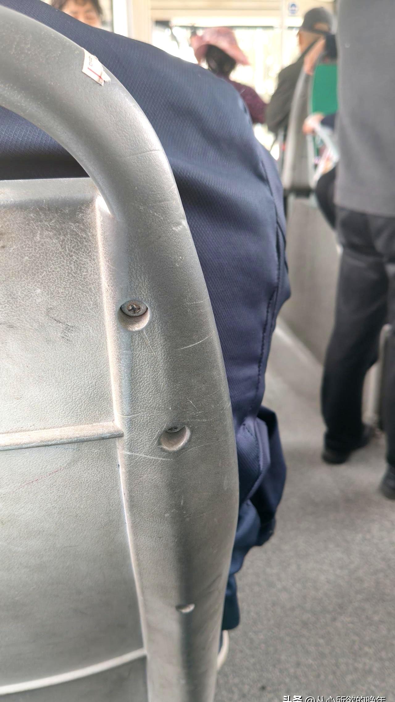 你发现没？
现在公交车刷卡声都变暖了！
今天我像往常一样挤公交，手忙脚乱地掏卡往