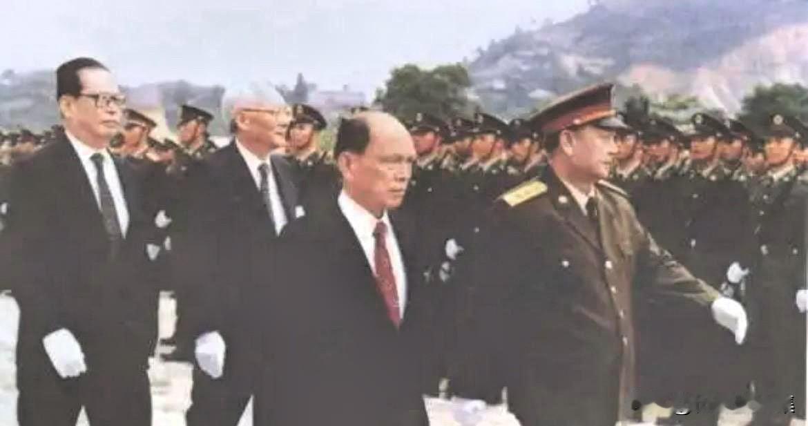 1997年，霍英东在广州军区政委史玉孝上将、国务院港澳办主任鲁平、新华社香港分社