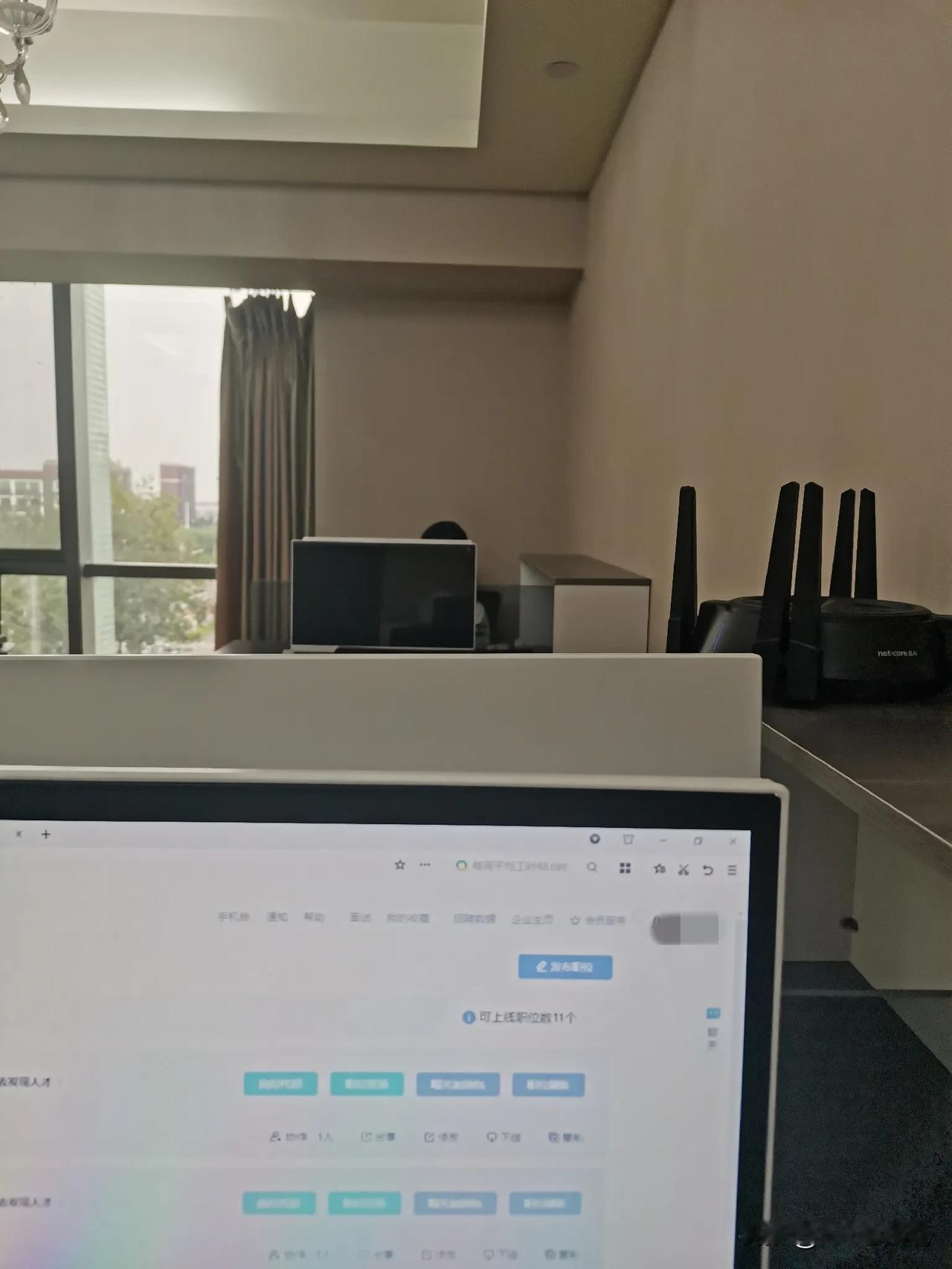 上午跟着总监面试了一个后端，当前薪资16k，期望薪资涨幅50%，HR总监：大环境