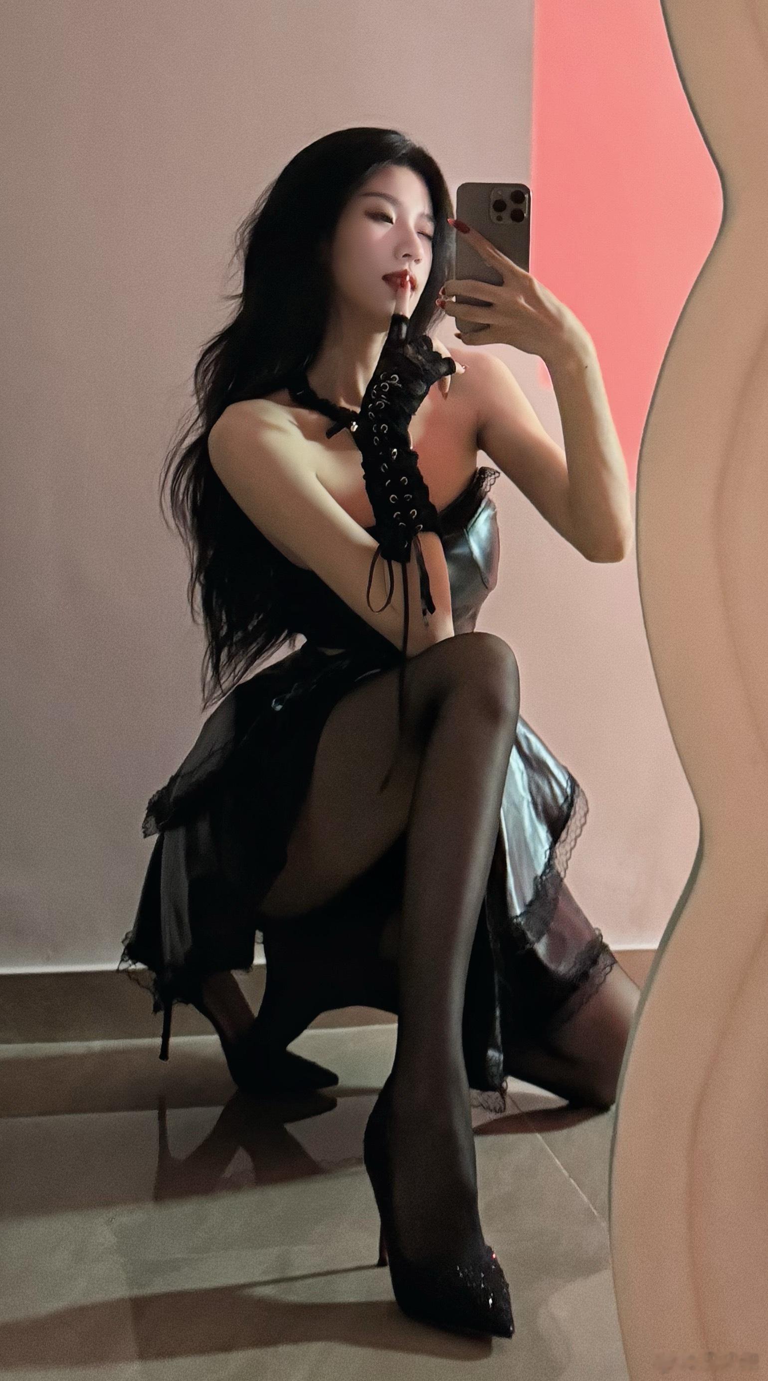 “姐姐 就用看垃圾的眼神看着我”  ​​​