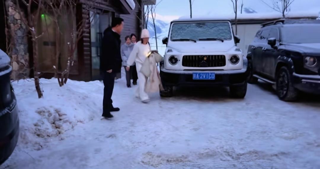 11月28日，全红婵离开新疆了，在新疆滑雪场玩了3天，住在民宿里，离开的时候，有