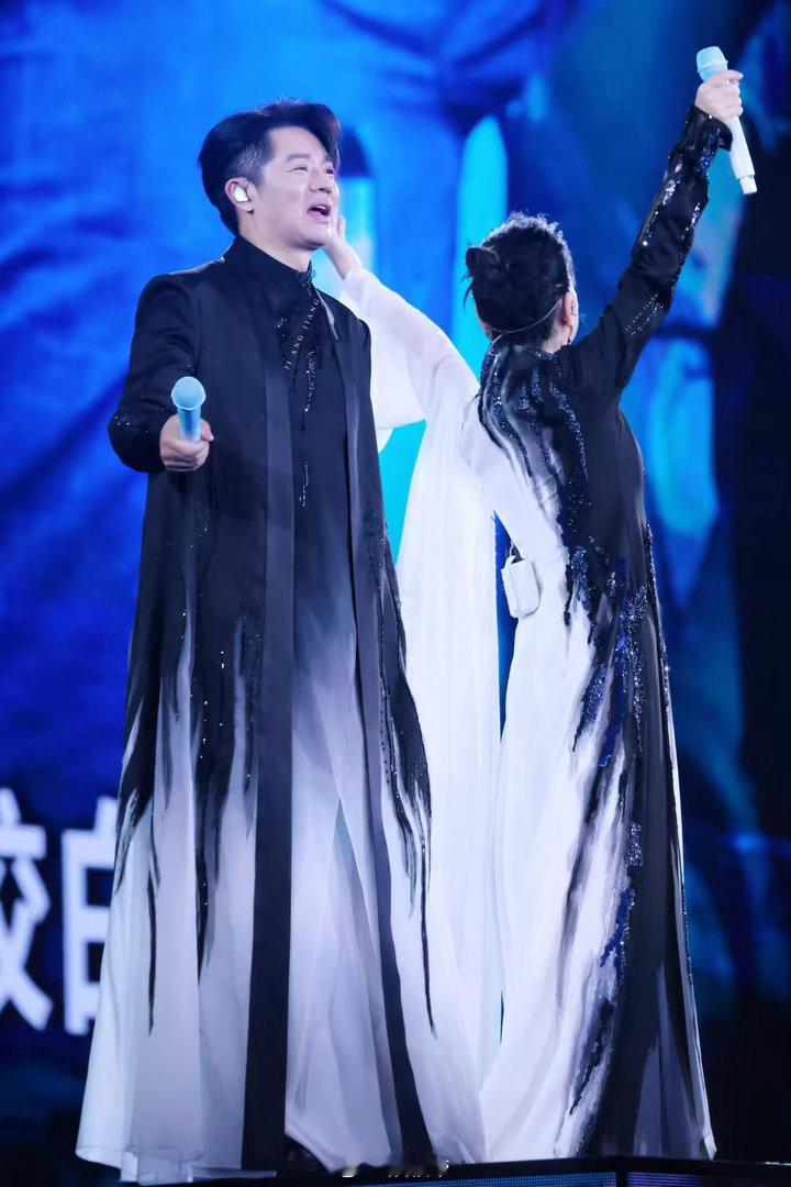 玲花为了防止曾毅也是用心了 凤凰传奇的提词器，曾毅那个位置永远是最难的。玲花：抢