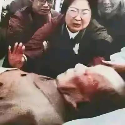 1976年9月9日，​李敏哭着扑向父亲，她不停地哭喊着：“爸爸，我是娇娇啊…”
