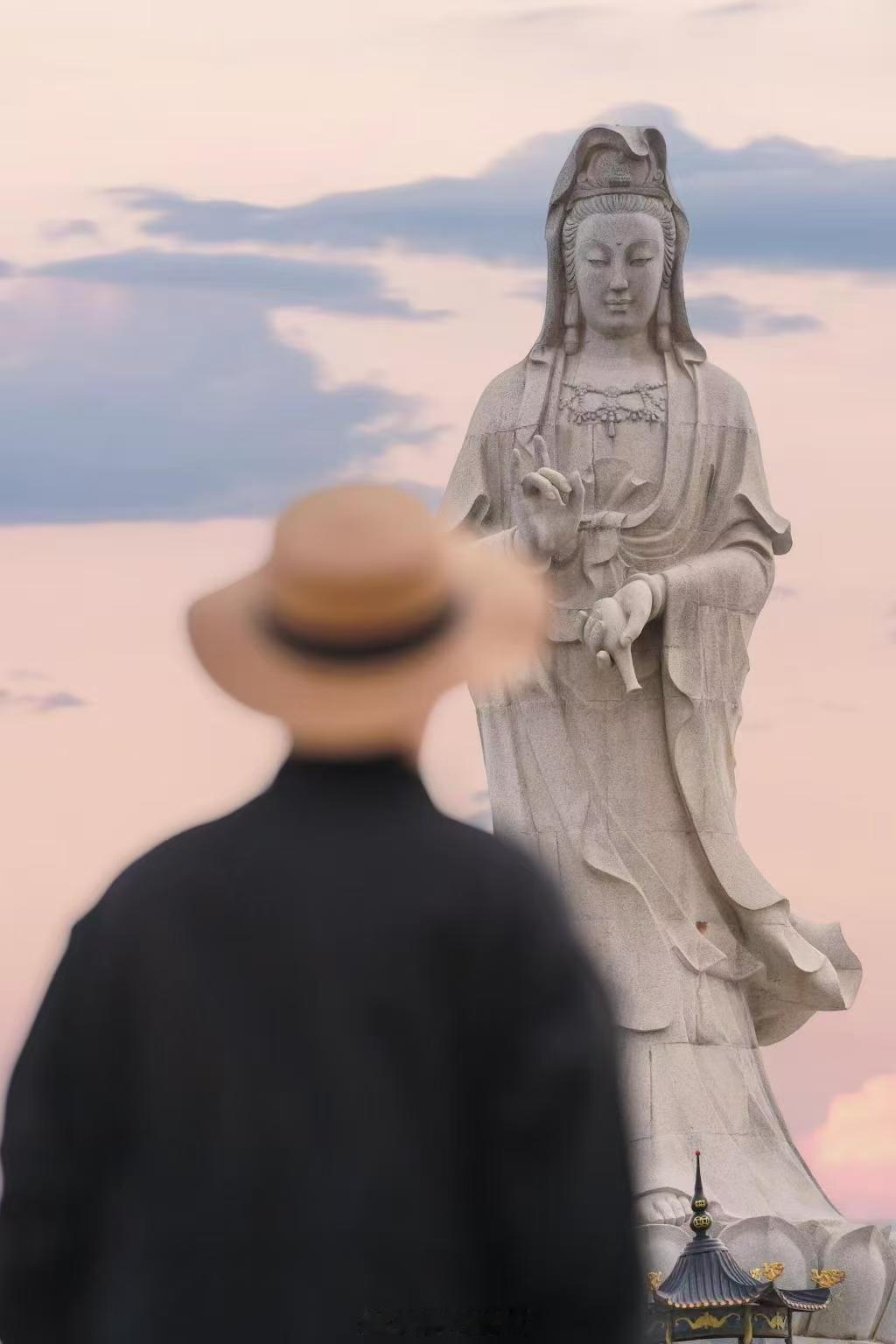 突然理解一生要出片的女人了好好出片，认真接纳自我。不必等到完美时刻才记录，每一帧