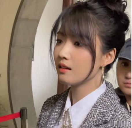 卢昱晓 小香千金 卢昱晓小香风造型妥妥的千金一枚呀，高扎的丸子头配小香风真的是又
