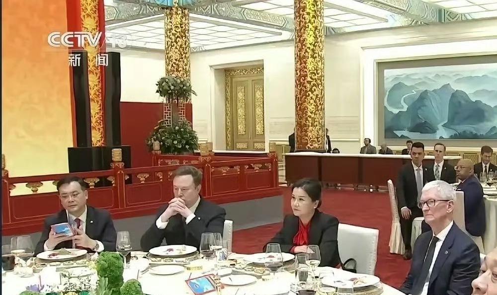 特朗普访华欢迎国宴上，一张现场合照刷屏全网，风头一度盖过了所有政要新闻，成为全网