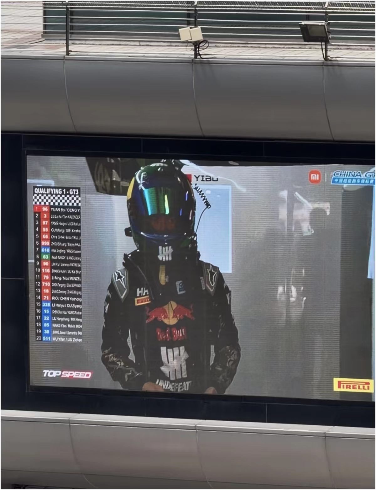 王一博累出双眼皮双眼皮突然上线，全是被高强度工作累出来的，整个人疲惫又慵懒，就算