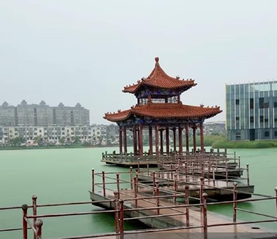 2026年8月12日早晨，受台风影响，此时正下着大雨。