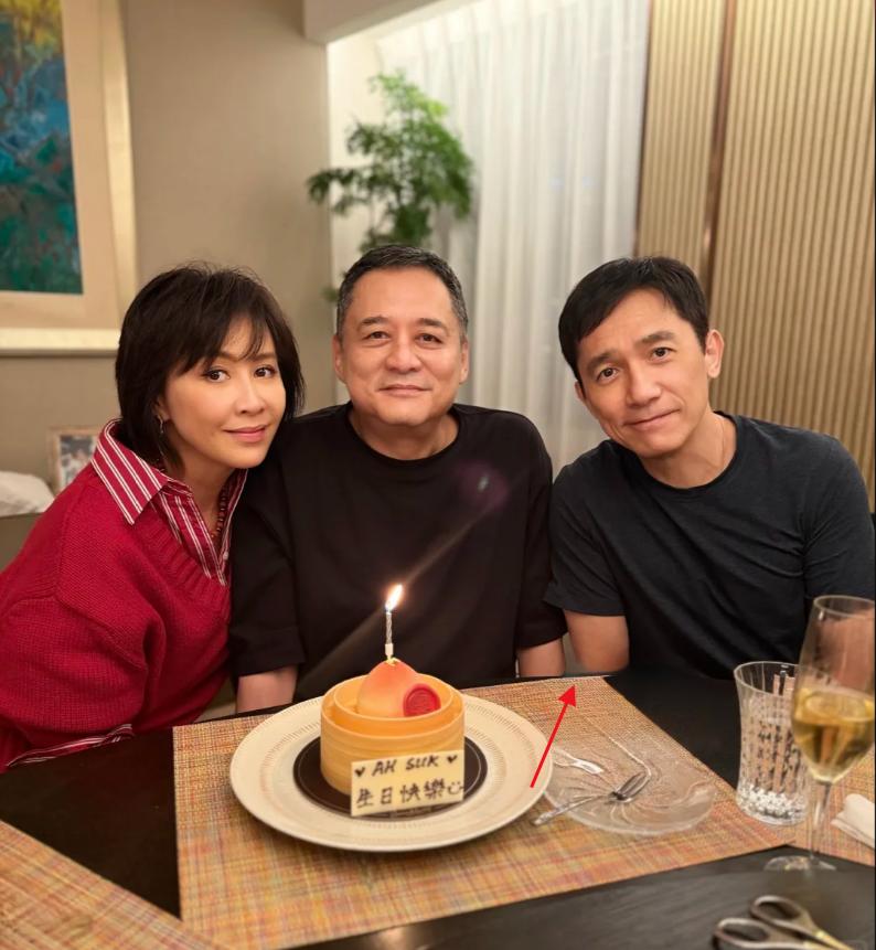 刘嘉玲，梁朝伟一起为张叔平庆生，三人围绕蛋糕拍照，梁朝伟胳膊处被P掉了一点，不知