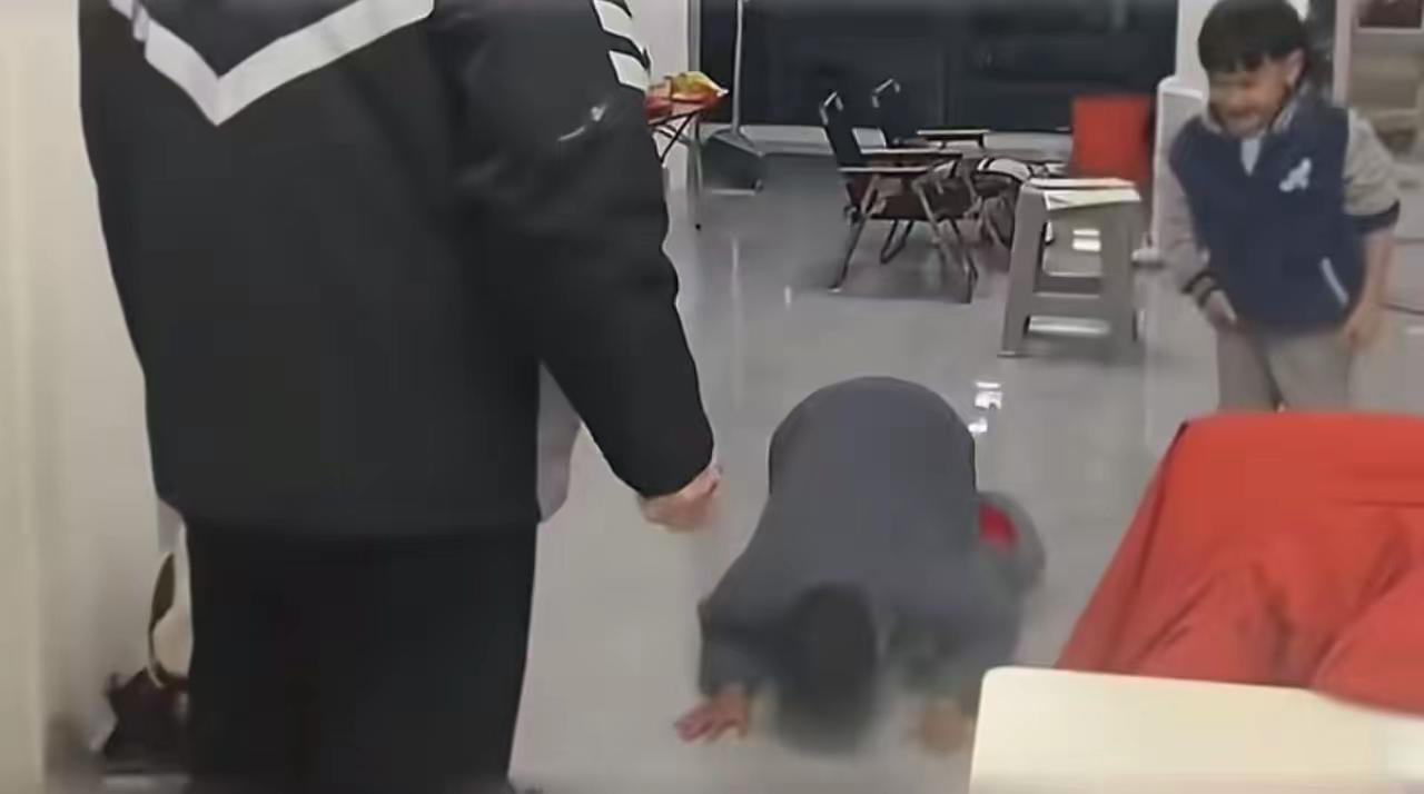 有些团圆，藏在凌晨两点的路灯下；有些深情，是父亲说不出口的"我很好"。

凌晨两