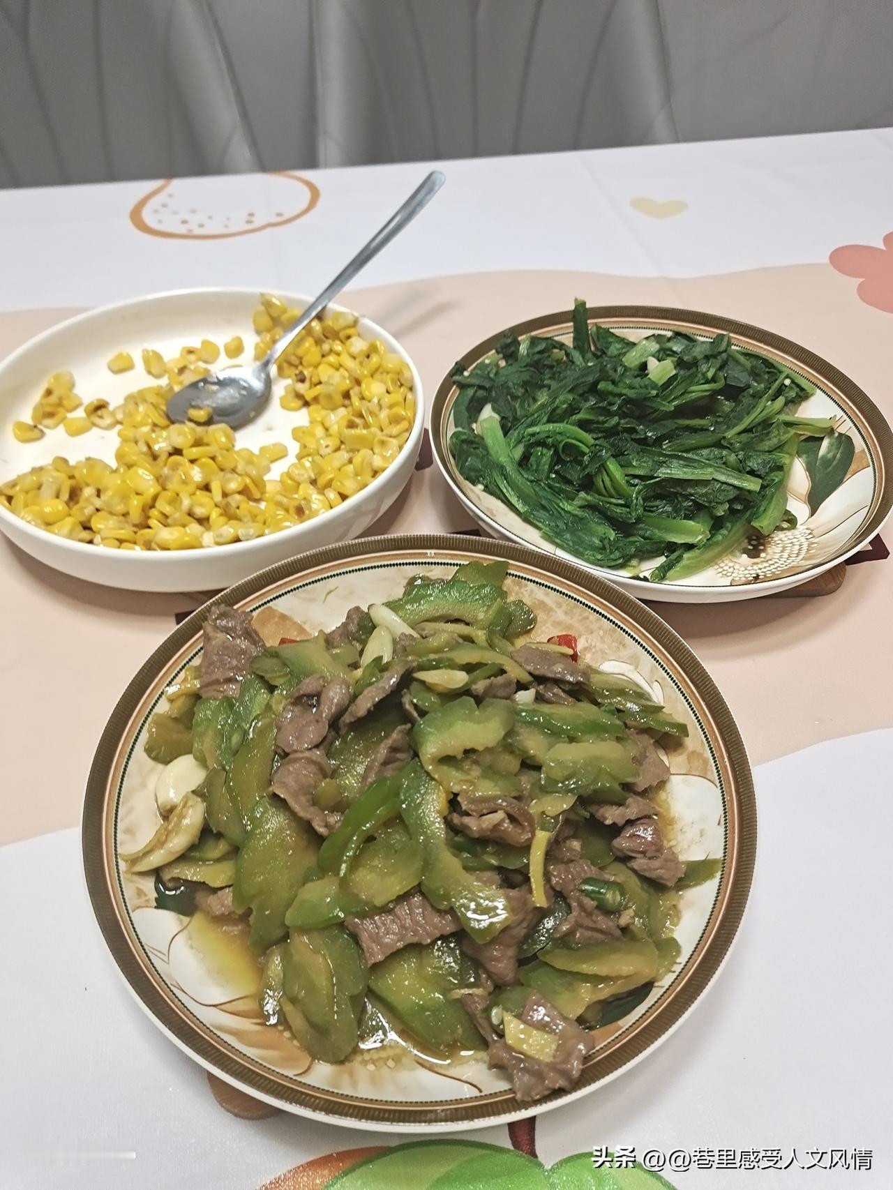 早餐：一碗热气腾腾的桂林米粉，加酸豆角、花生，淋上卤水，嗦粉超满足！
午餐：柠檬