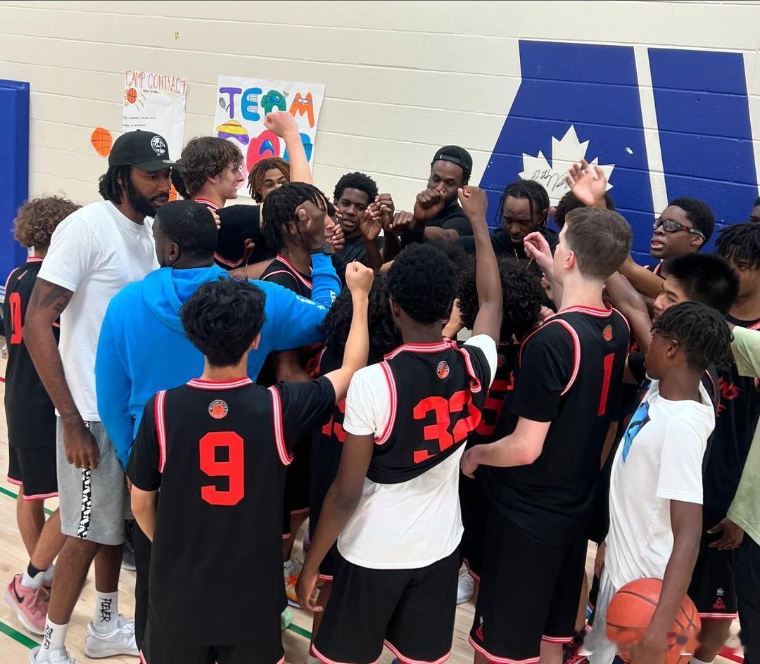 维金斯现身训练营和小球迷亲密合照看看有没有垫脚的[666][666]#篮球热力一