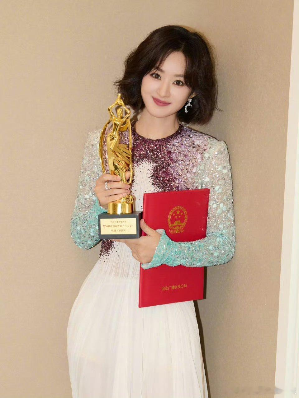 赵丽颖 童谣 热依扎 唐嫣 杨幂 刘亦菲 刘诗诗几位85后视后的主流奖项合照图[