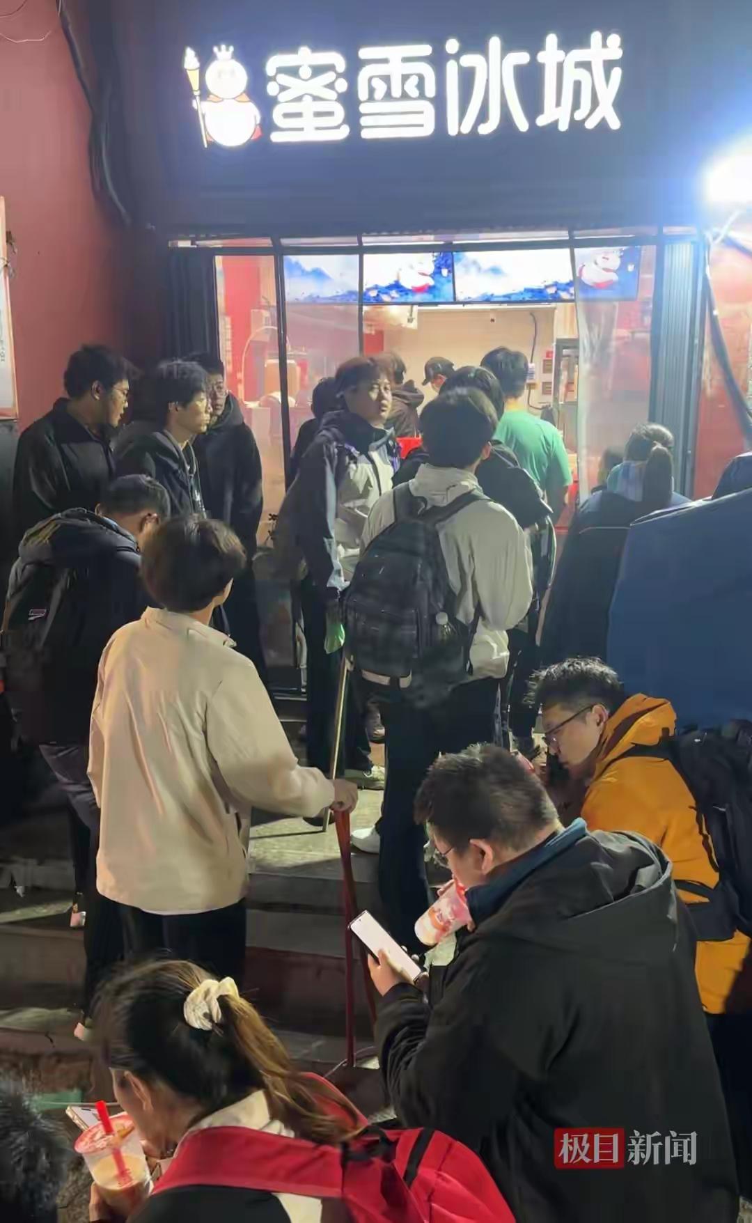 以前泰山上的东西都是靠脚夫挑上去的，价格自然要比三峡高很多；现在有了缆车的运输工