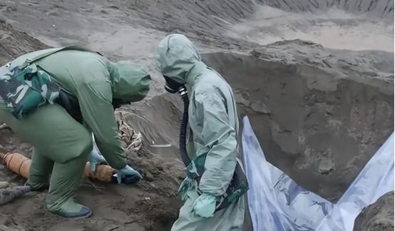 和平年代，谁能想到我们脚下的土地里，还埋着33万枚随时可能爆炸的毒气弹？
 
吉