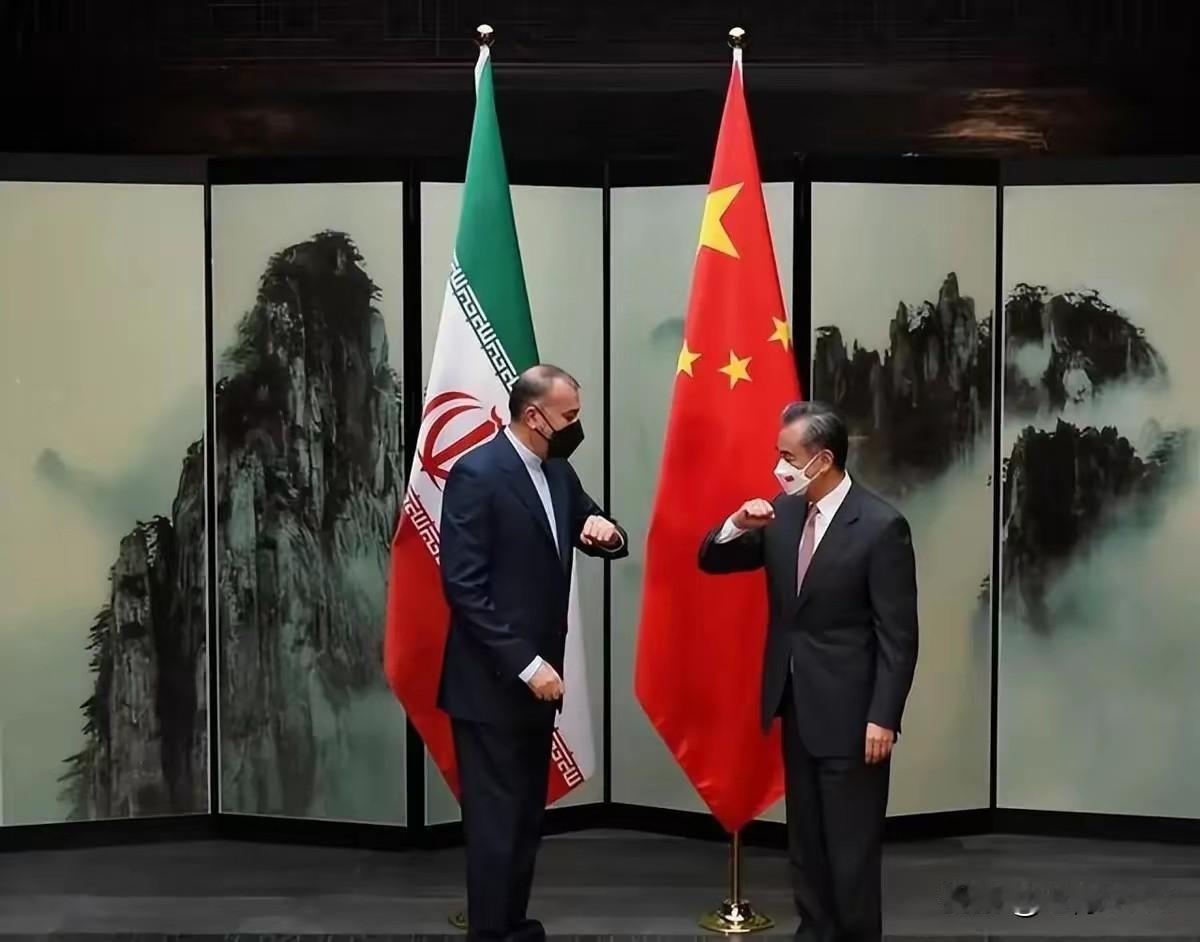 伊朗面临美国航母威慑、能源制裁及美伊谈判失败，国内高通胀、本币贬值等经济困境需资