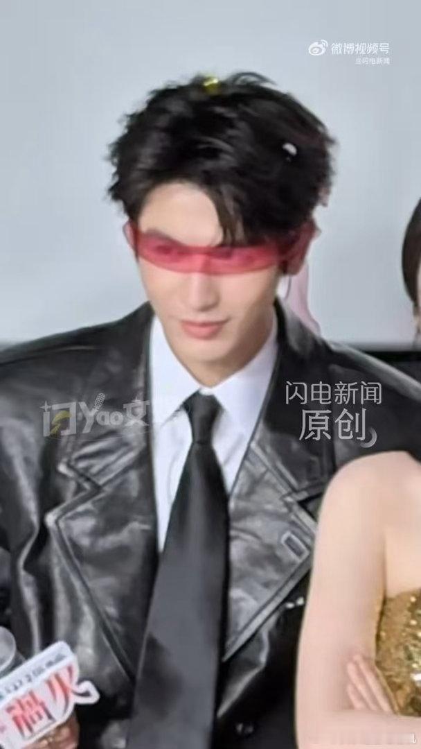 张凌赫丝带蒙眼性张力拉满 《这一秒过火》追剧团名场面持续刷屏，张凌赫丝带蒙眼出镜