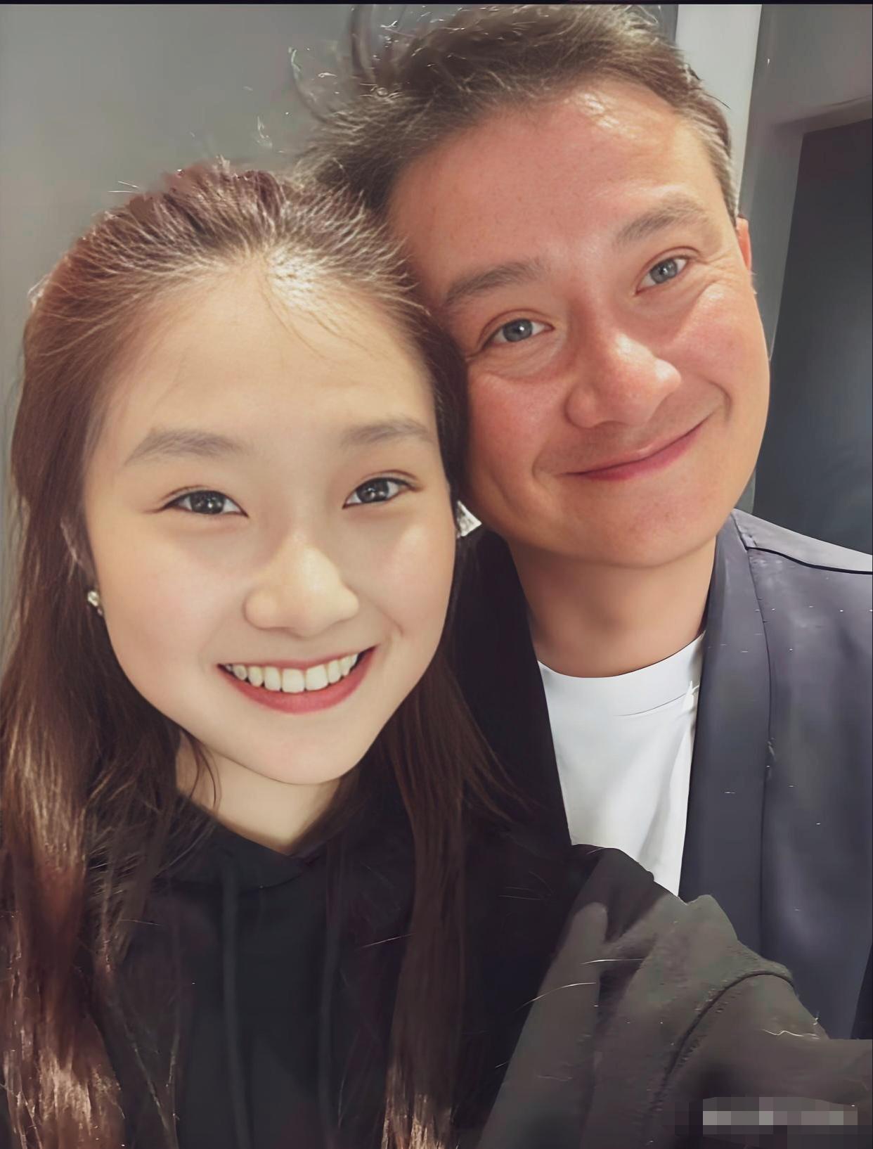 幸福的父女俩！爸爸看着老了不少！