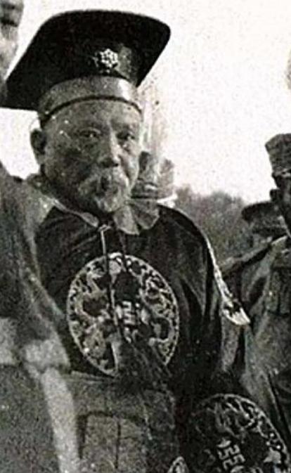 袁世凯死前嘴里喷出一股刺鼻的氨水味，这个把人参鹿茸当瓜子嚼了三十年的大总统，硬生