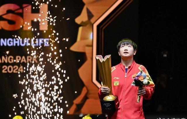 孙颖莎提前祝大家元旦快乐  孙颖莎祝福球迷和自己：上联是健康掌球事事顺，下联生活