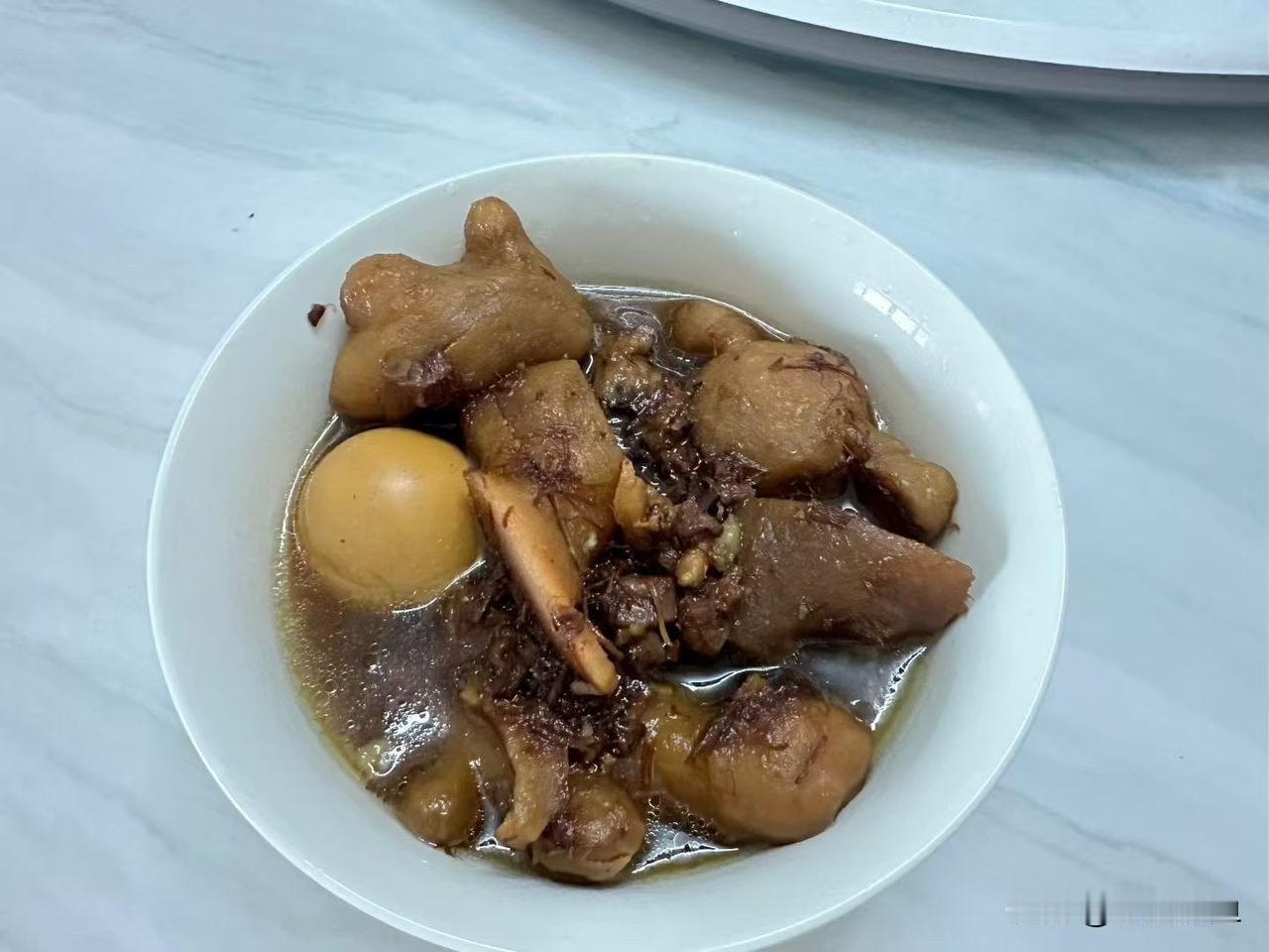 今晚降温冻得缩脖子，赶紧煮了锅姜醋蛋暖身子！
姜块煎出香，加红糖和醋慢慢熬，丢进