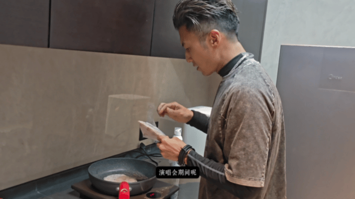 谢霆锋开演唱会也要自己做饭怀疑谢霆锋假装失忆 谢霆锋麦包还没摘就进厨房，外放听歌