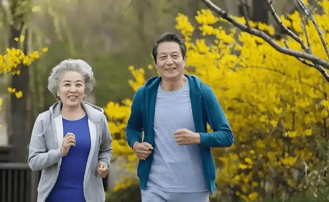 六十岁以后随着身体机能的退化，免疫力低下，就不要再进行高强度的运动了，比如有的人