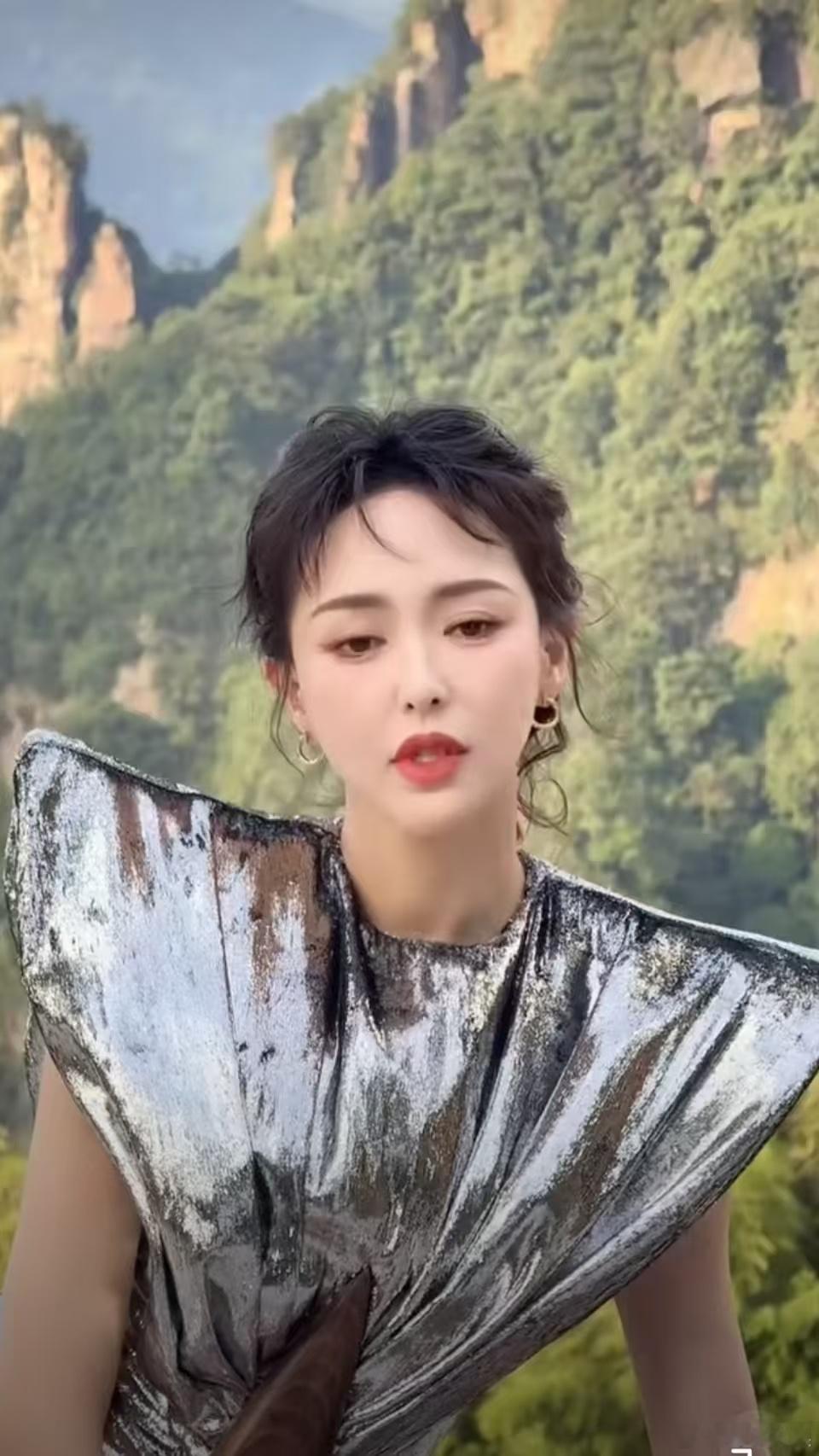 唐嫣流光高定唐嫣高定裙装唐嫣高定裙装，好美，[嘻嘻][嘻嘻] ​​​