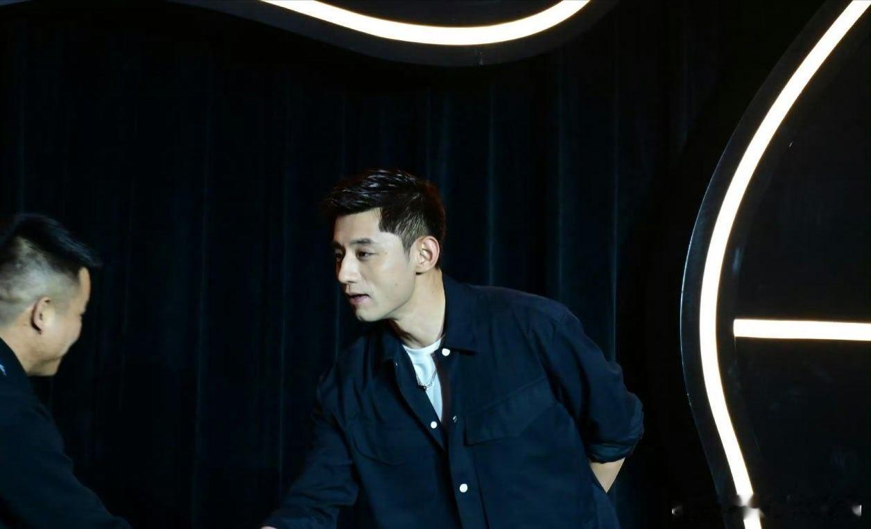 张继科现身上海线下见面会，与AI发球机器人对打状态依旧，粉丝直呼4月13日，前乒