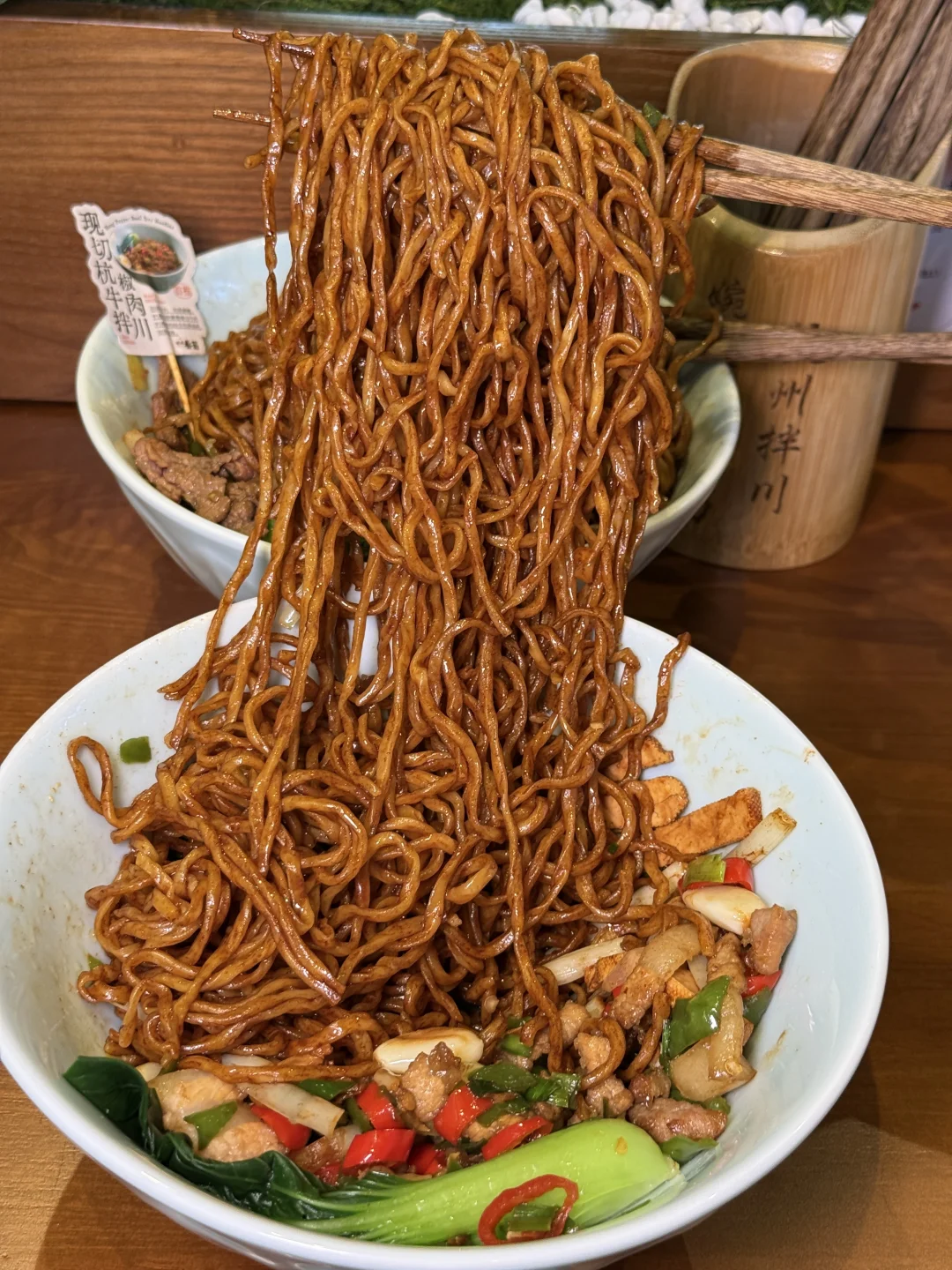 谁还没冲这家杭州拌川！排队俩小时心甘情愿