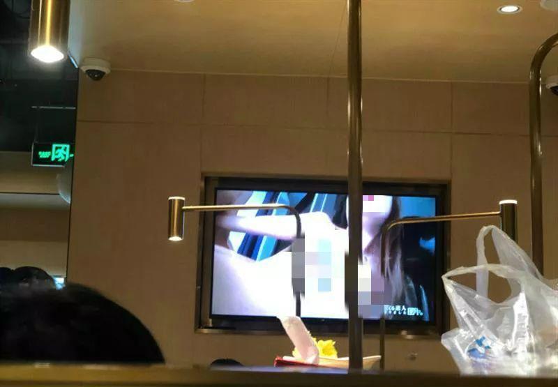 太离谱！酒店电视突然被陌生投屏，不雅画面吓到带娃宝妈
上海一位女子带着孩子入住酒