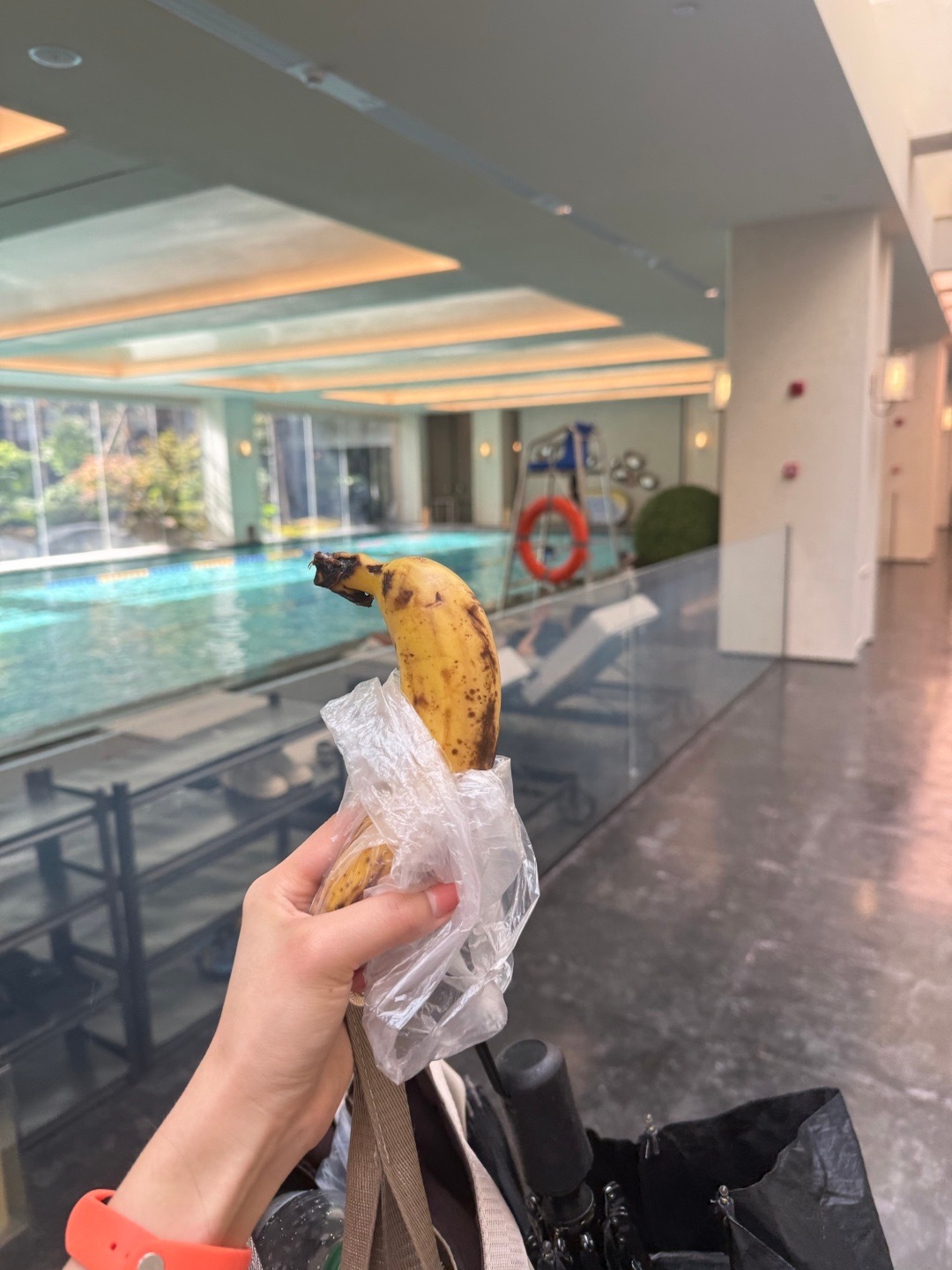 谁能拒绝游完泳的一根烂香蕉呢 ​​​