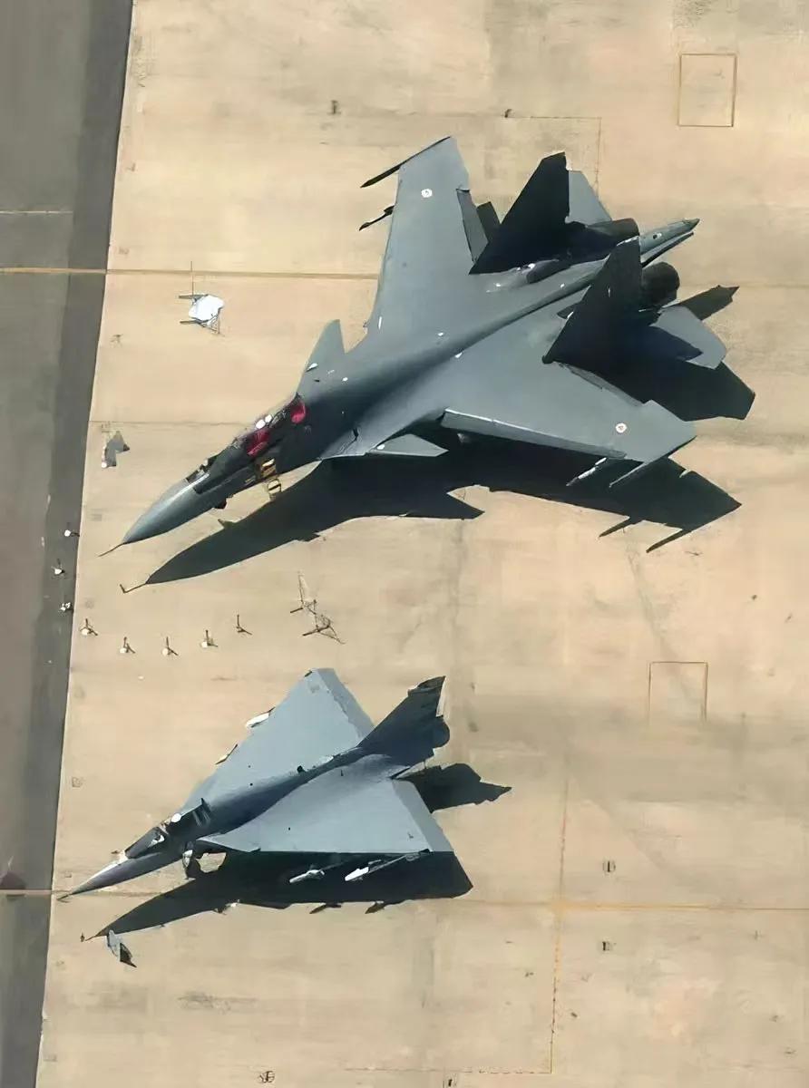 这下知道为什么都喜欢重型战斗机了吧，因为轻型战斗机在重型战斗机面前，就是个小不点