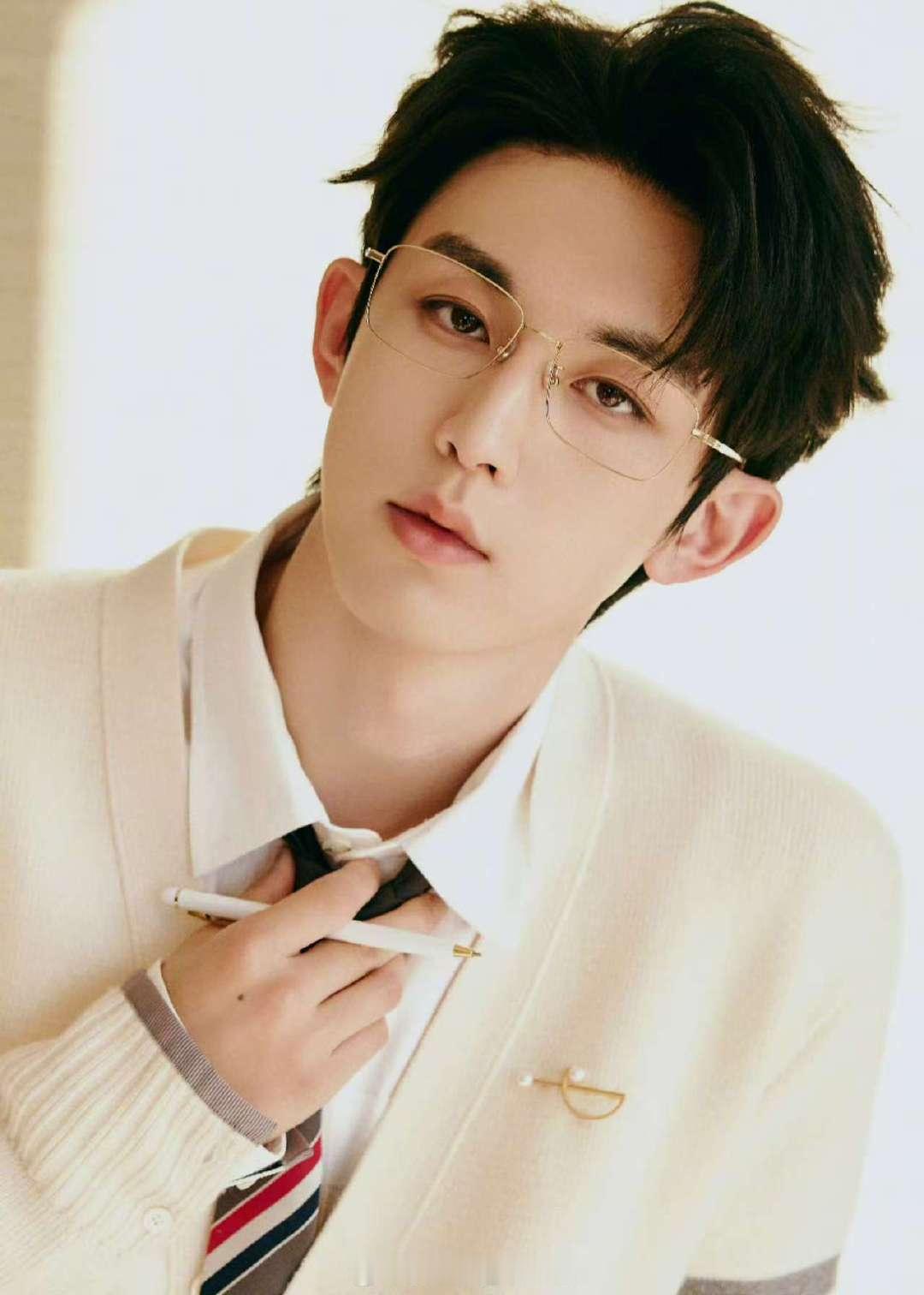 郭俊辰戴眼镜妥妥的斯文败类啊~ 