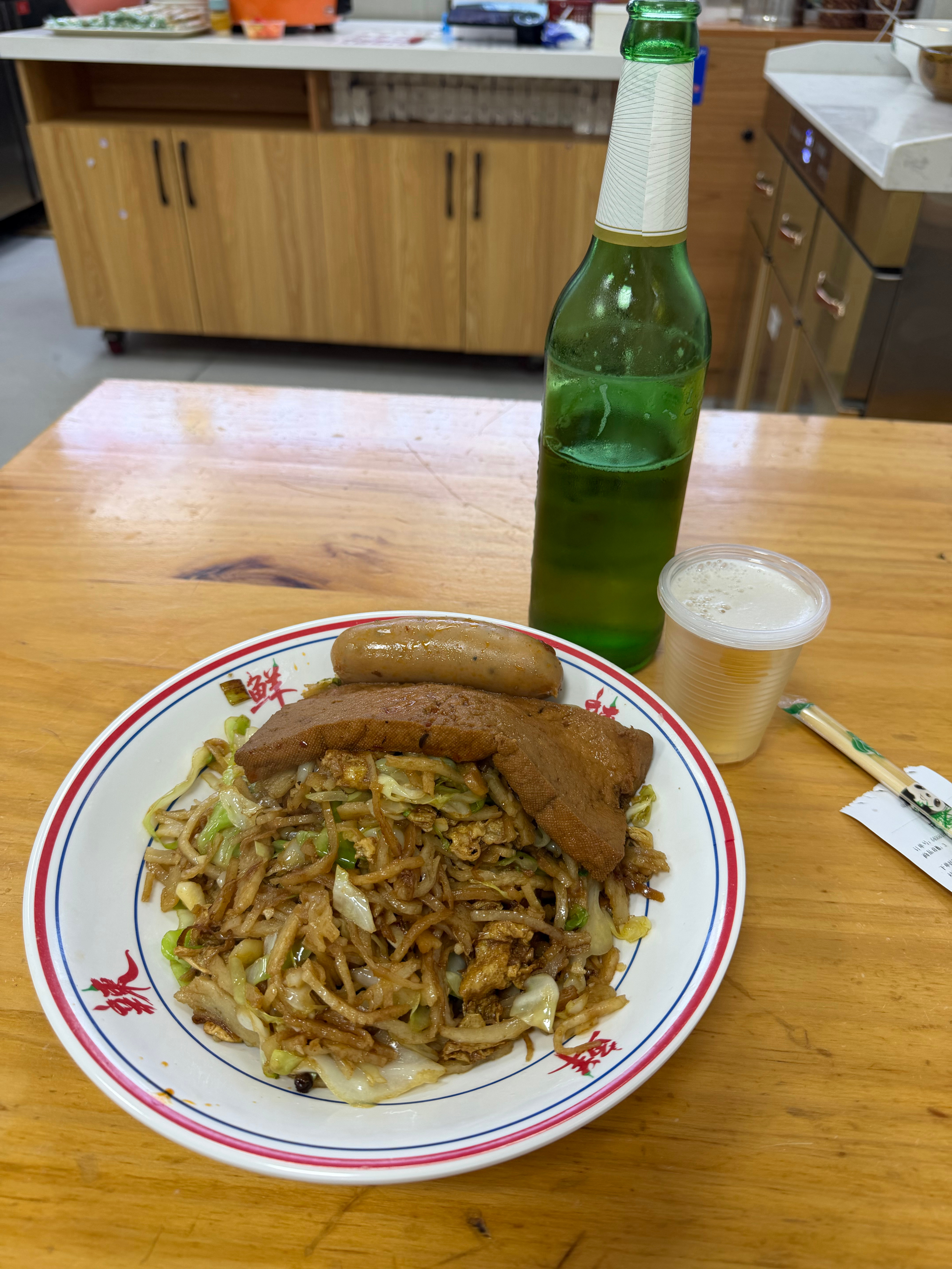 一个中年男人下班后的快乐老婆带着孩子回娘家了自己一个人不愿意回家，下班之后在办公