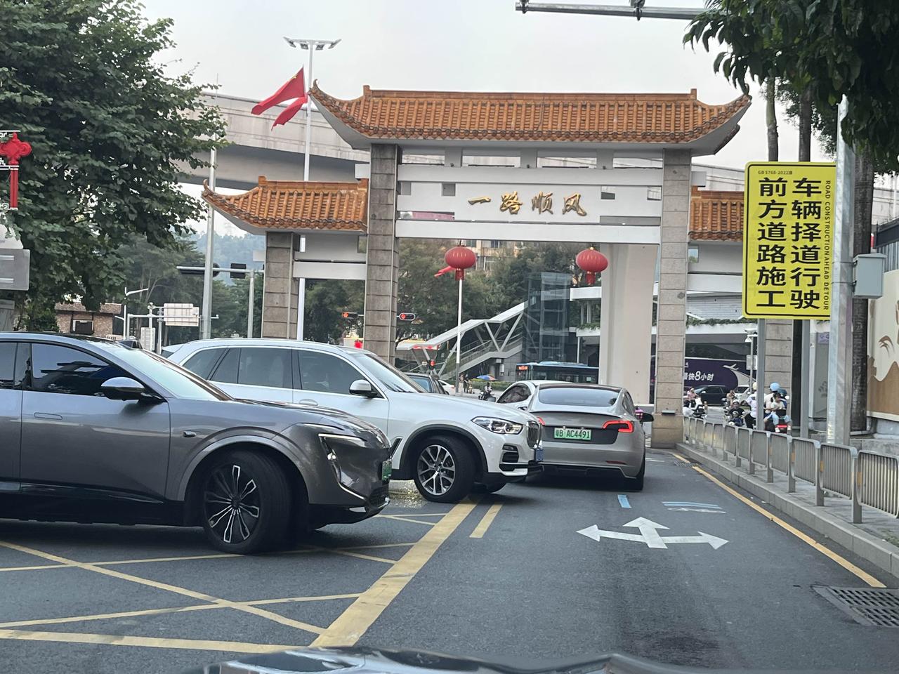 你两兄弟就这样调头？后面都挤满了！可爱的车！可爱的人！