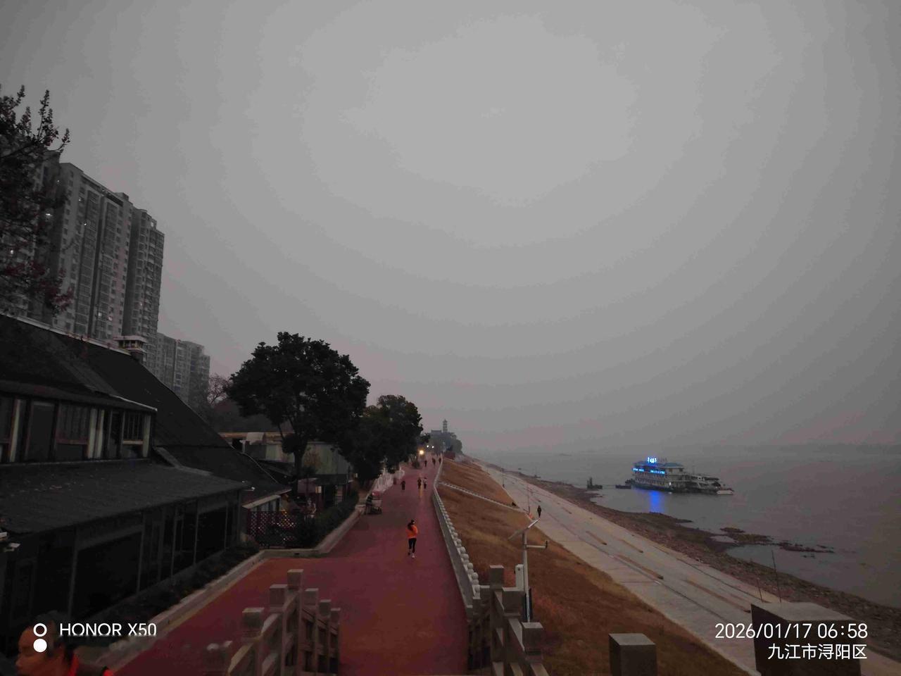 我的今日状态：😁轻松愉快
我这里的天气：🌤️多云2026年1月17日长江岸边