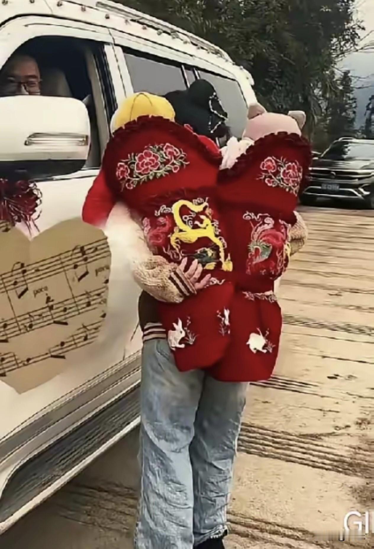宝妈背龙凤胎路边送婚礼祝福！新人递红包回礼，这才是民俗该有的样子
 
云南一场婚