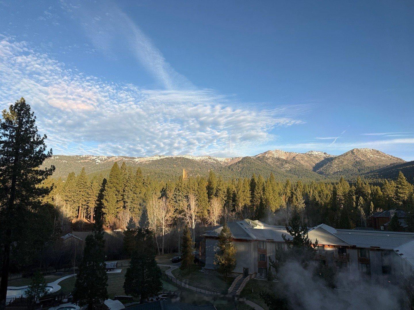 每次出门都睡不踏实，或许是认床或枕头，要回家才能睡上一个好觉。昨晚一直在做梦，不