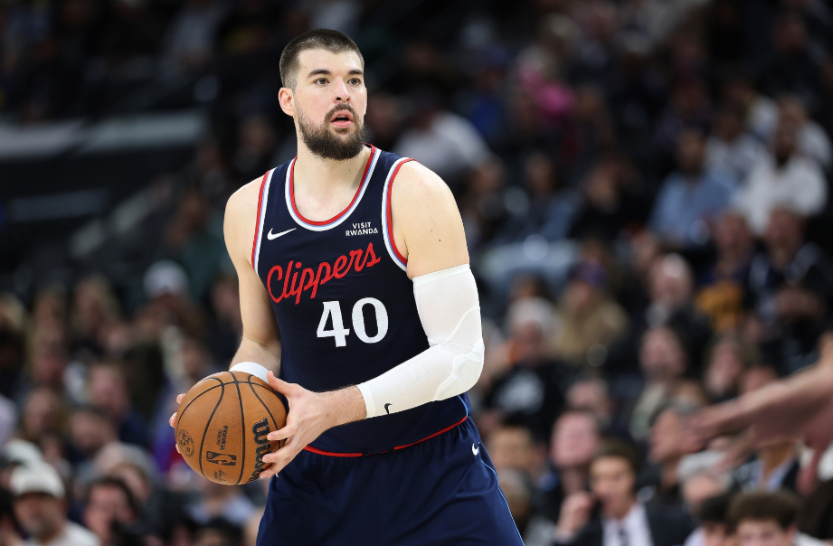 明日快船主场迎战奇才，祖巴茨因左脚踝扭伤将出战成疑（50%出战概率）。据快船队记